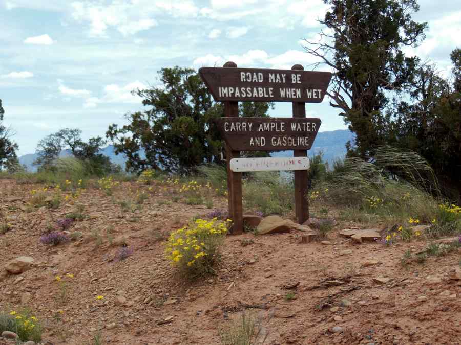 Panneau road may be impassable when wet