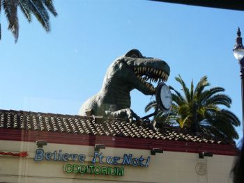 Dinosaure sur le toit Hollywood Boulevard