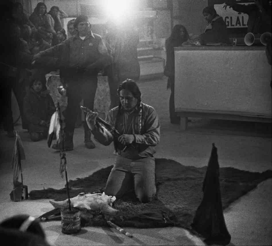 Crow Dog avec sa chanupa à Wounded Knee en 1973