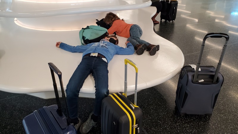 enfants fatigués aéroport