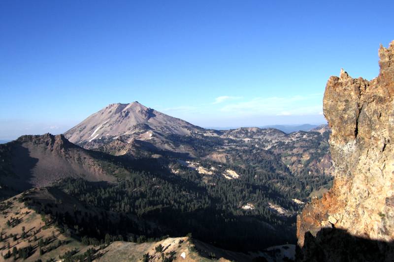 Lassen Peak depuis Brokeoff Mountain
