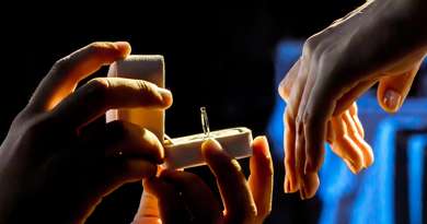 Neon Lights demande en mariage