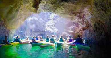 Kayak dans la grotte d'émeraude 